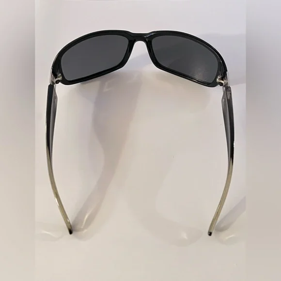 Stylish Black Sunglasses - Picture 4 of 9